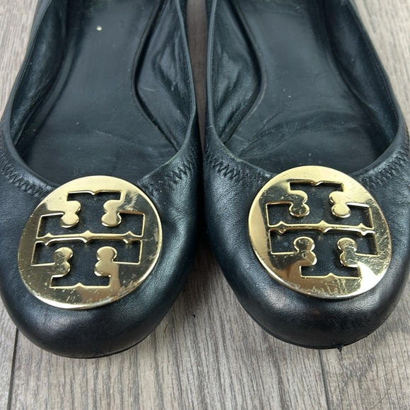 Tory Burch Classic Black Logo Reva Flats with Gold Medallion Logo Sz 8.5 - Picture 2 of 9